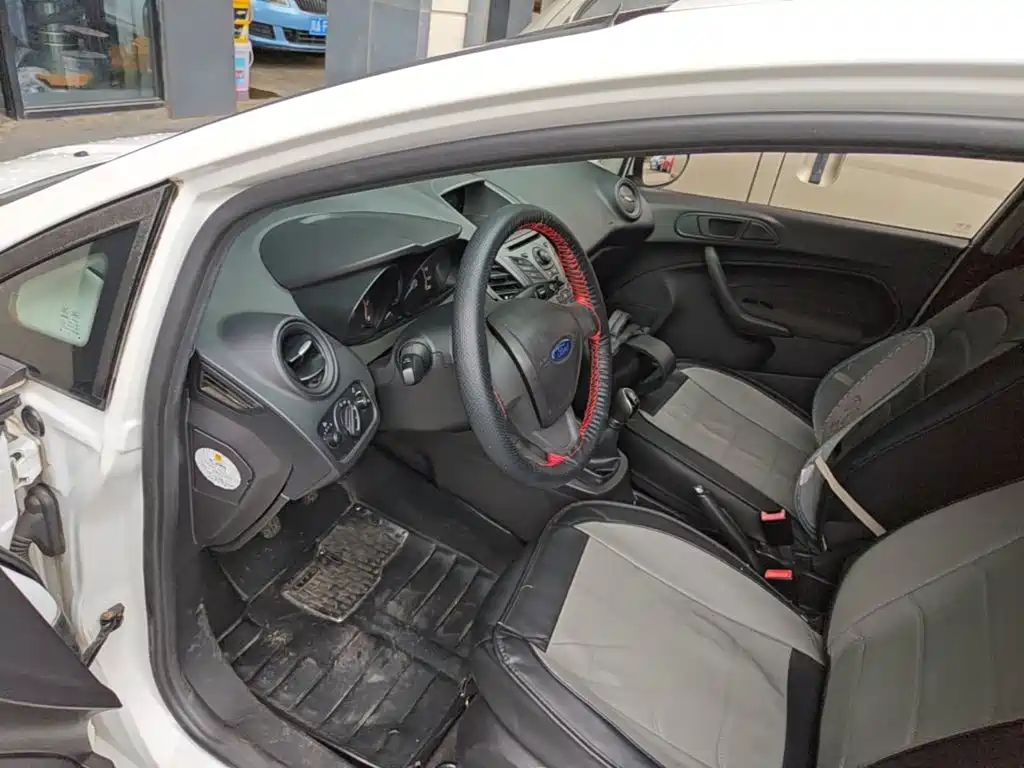 Ford Fiesta 2015 — фото 16