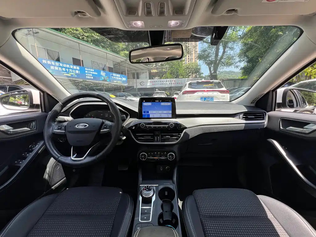 Ford Focus 2019 — фото 14