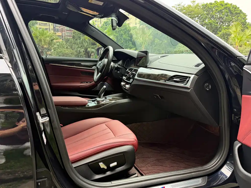 BMW 5 Series 2018 — фото 10