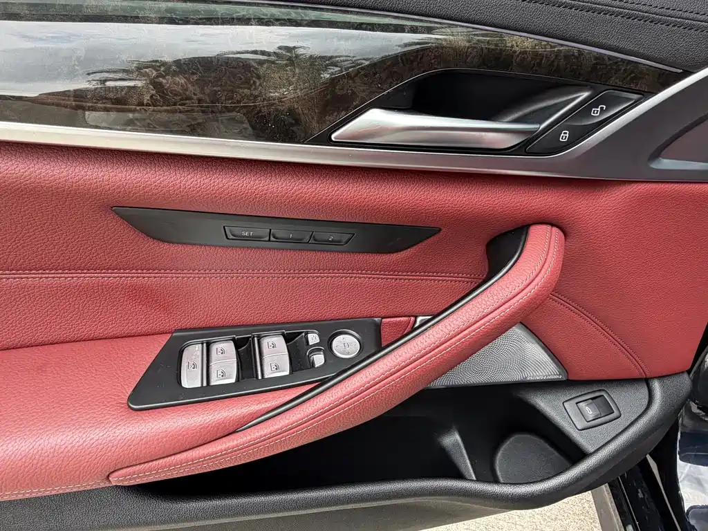 BMW 5 Series 2018 — фото 18