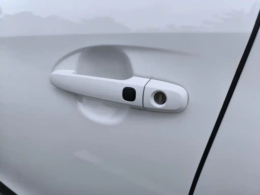 Toyota Yaris L 2023 — фото 18