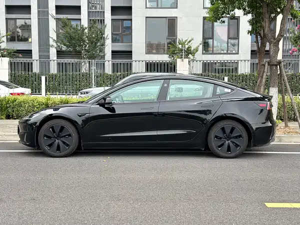 Tesla Model 3 2024