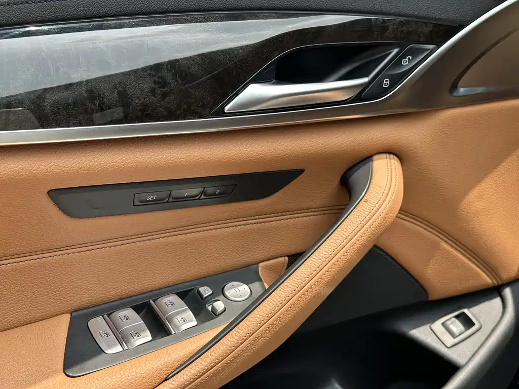 BMW 5 Series 2019 — фото 9