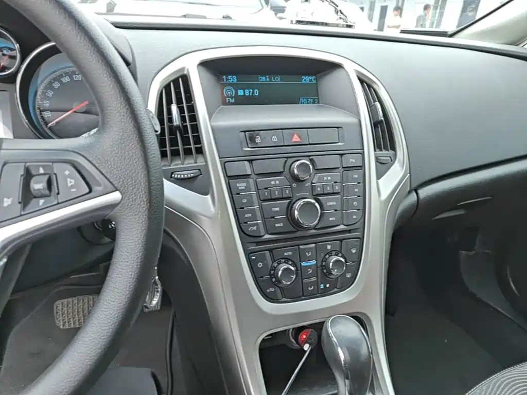 Buick Excelle 2015 — фото 13