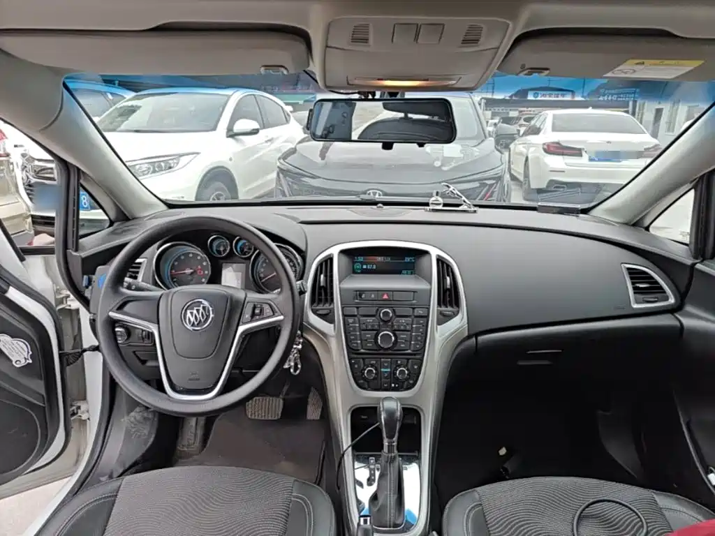 Buick Excelle 2015 — фото 10