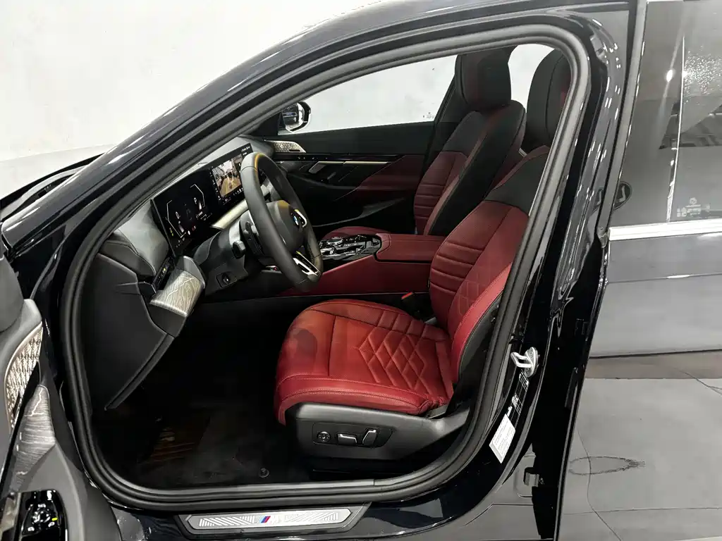 BMW 5 Series 2025 — фото 13