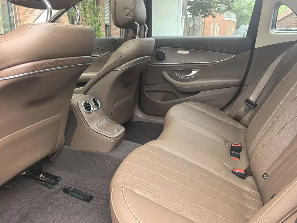 Mercedes-Benz E-Class 2023 — фото 18