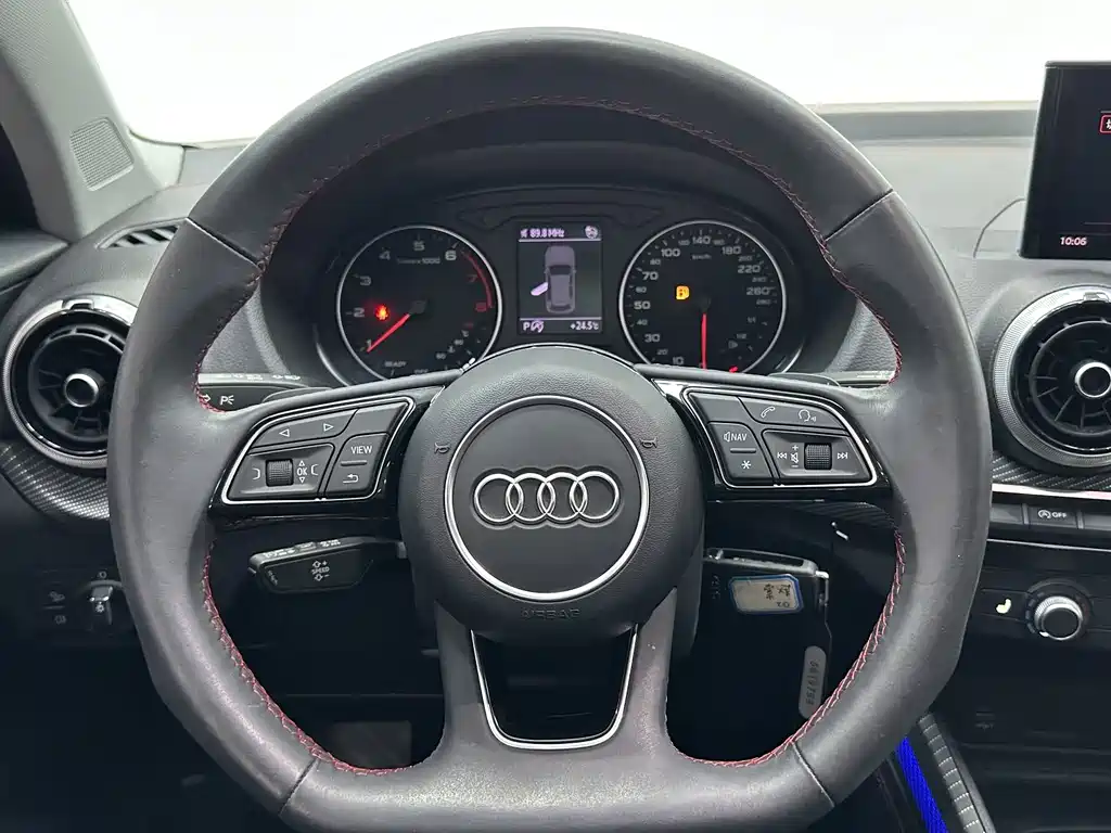 Audi Q2L 2023 — фото 11