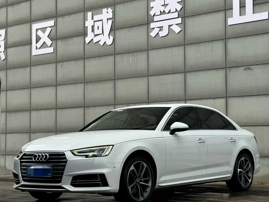 Audi A4L 2018 — фото 1