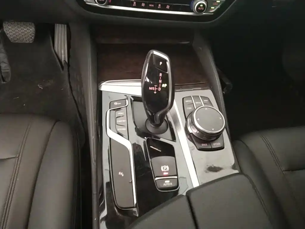 BMW 5 Series 2018 — фото 14
