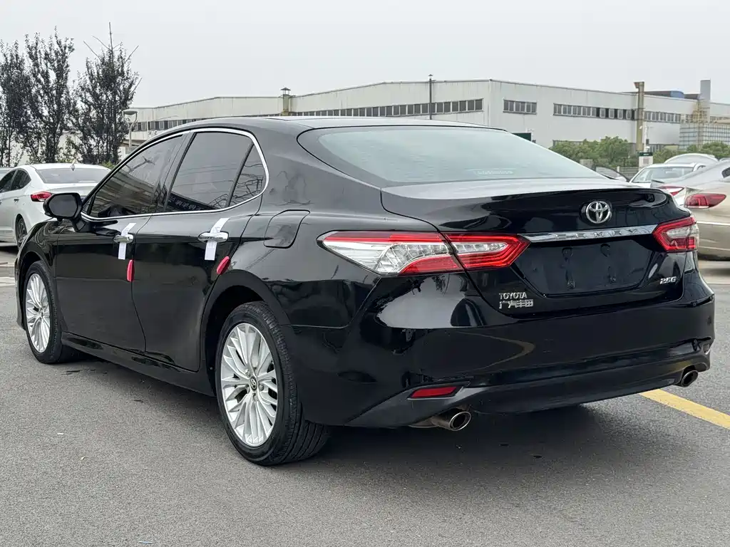 Toyota Camry 2019 — фото 17