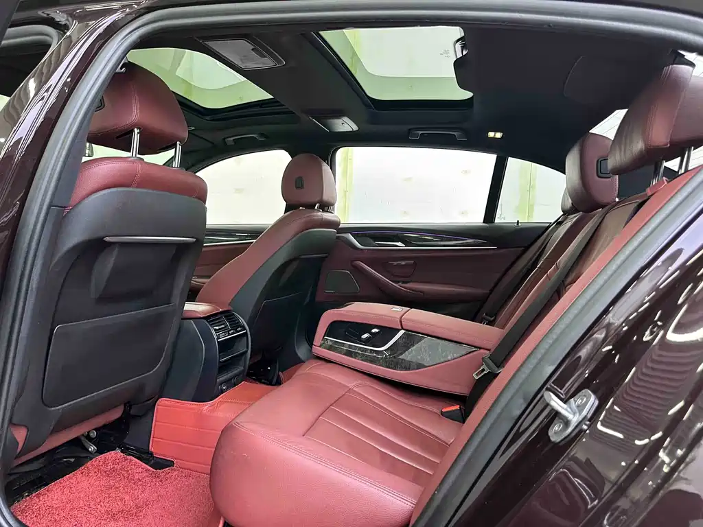 BMW 5 Series 2019 — фото 10