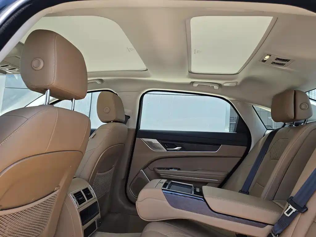Jaguar XFL 2025 — фото 10
