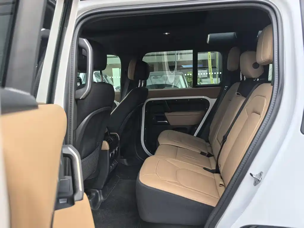 Land Rover Defender 2025
