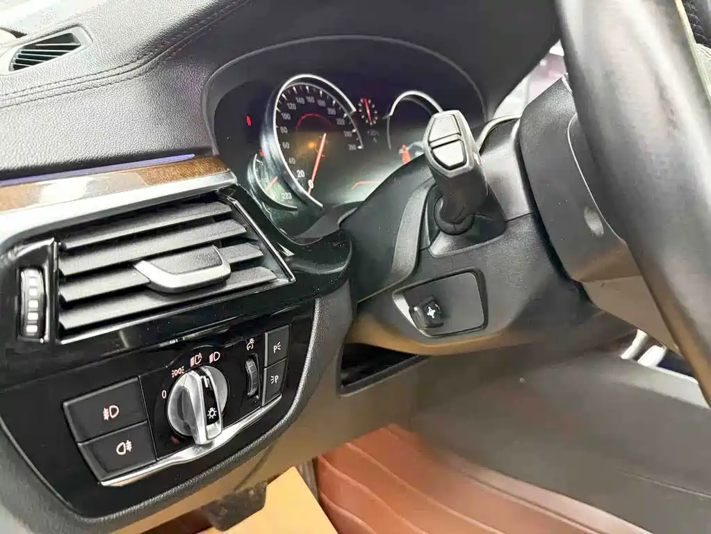 BMW 5 Series 2018 — фото 13