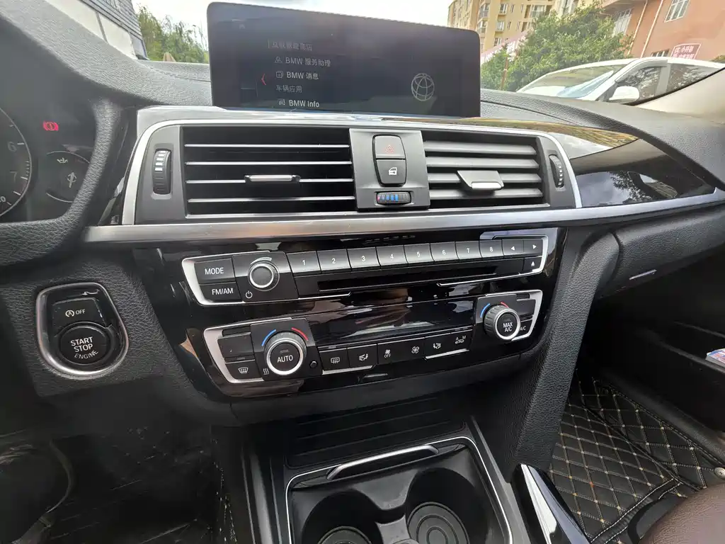 BMW 3 Series 2018 — фото 17
