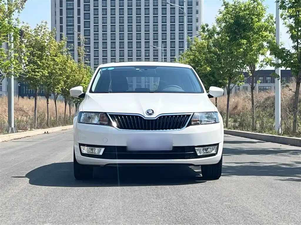 Skoda Rapid Spaceback 2017 — фото 10