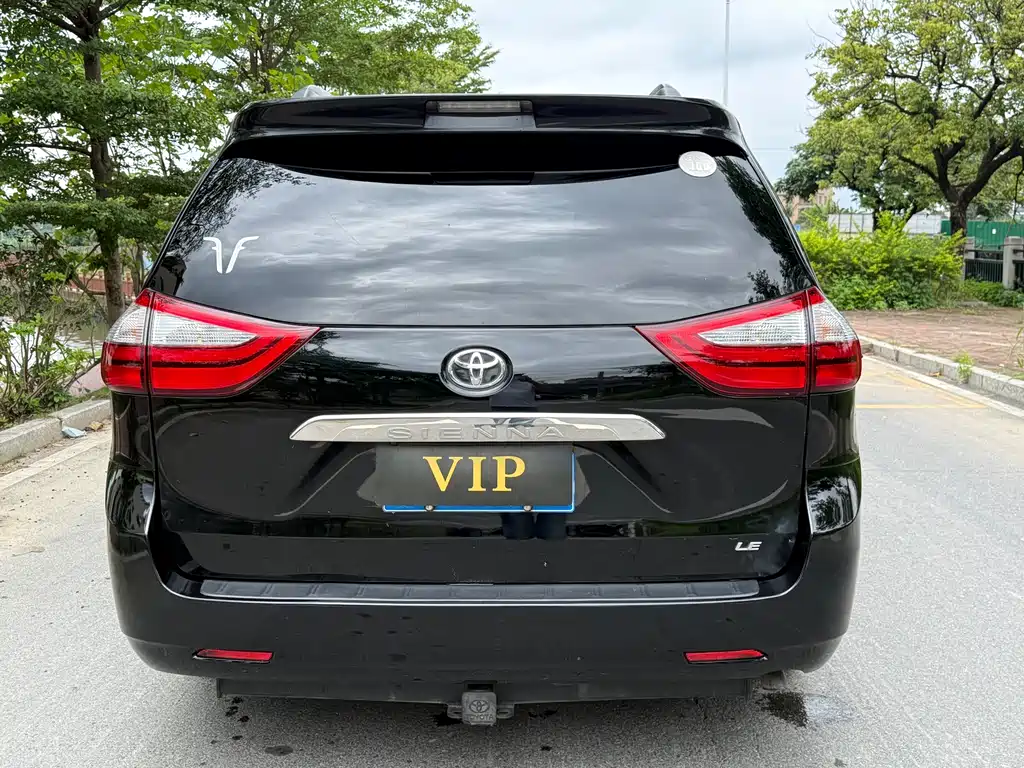 Toyota Sienna 2018 — фото 10