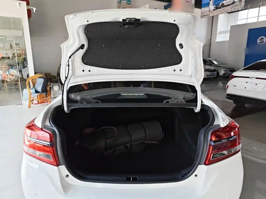 Toyota Yaris L 2021 — фото 19