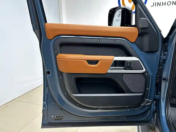 Land Rover Defender 2024