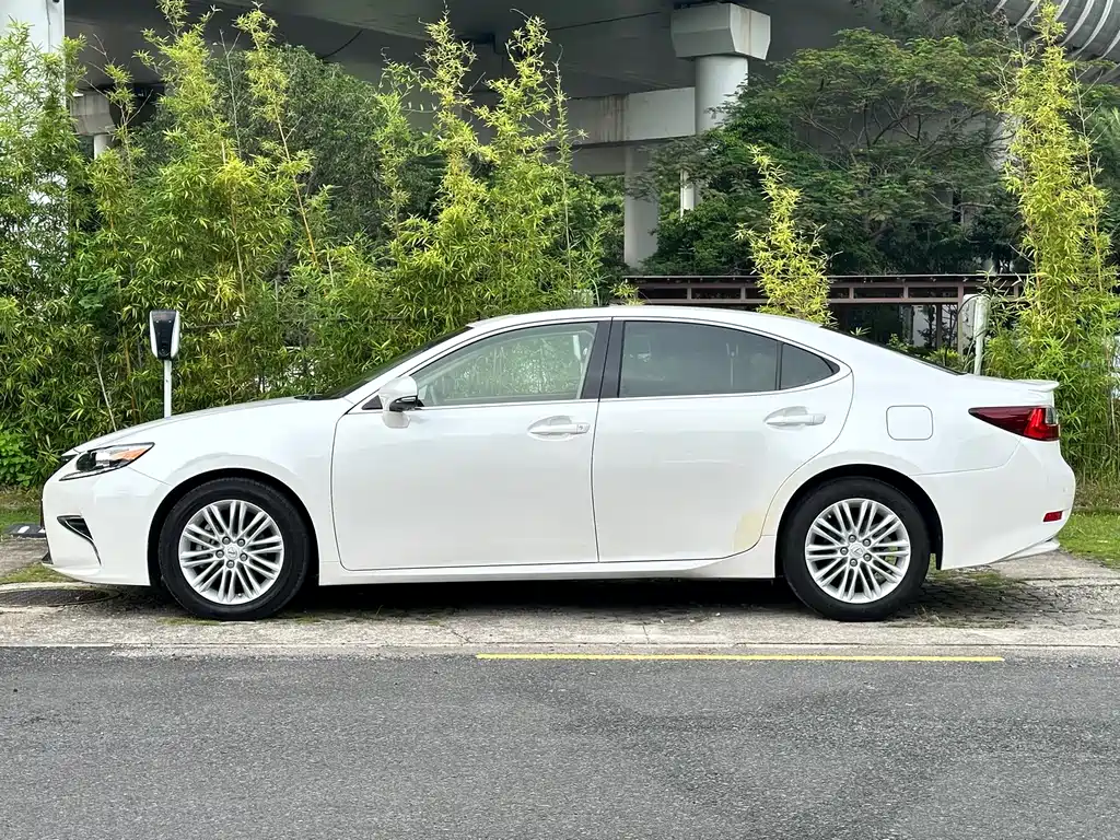 Lexus ES 2017 — фото 14