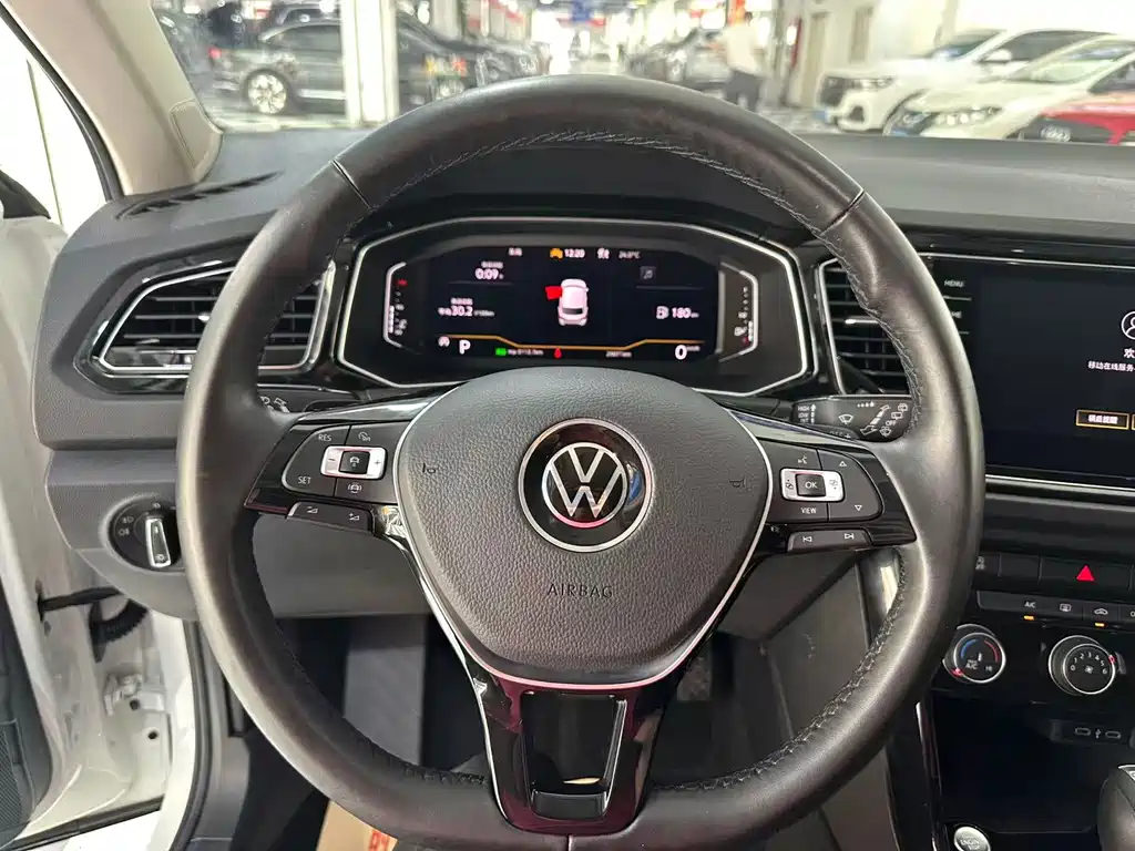 Volkswagen T-Roc 2023 — фото 10