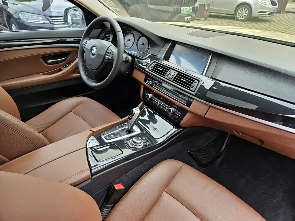 BMW 5 Series 2016 — фото 13