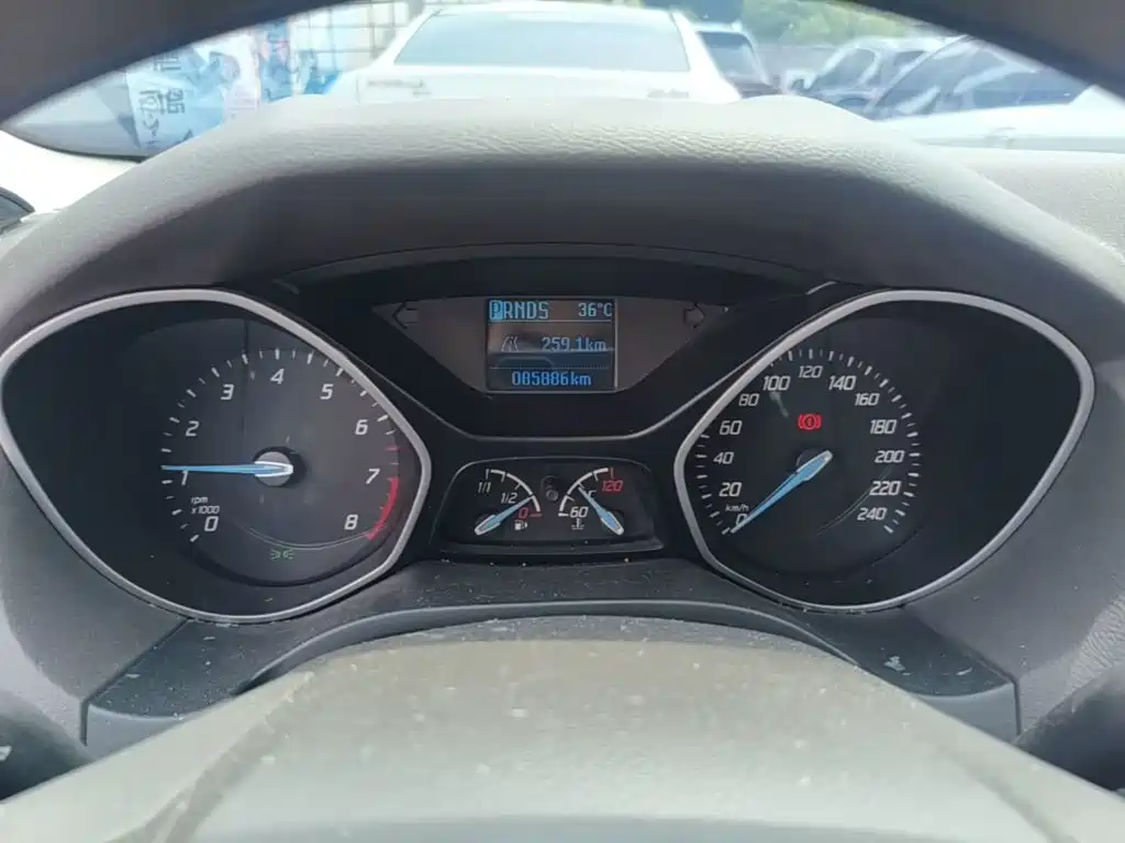 Ford Focus 2014 — фото 12