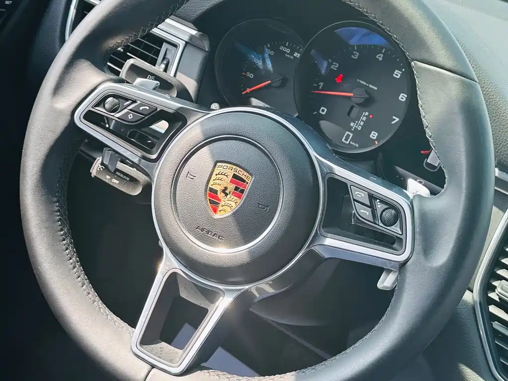 Porsche Macan 2018 — фото 16