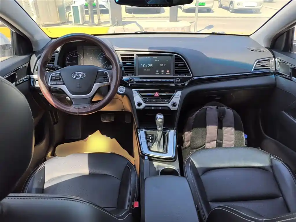 Hyundai Elantra 2018 — фото 10