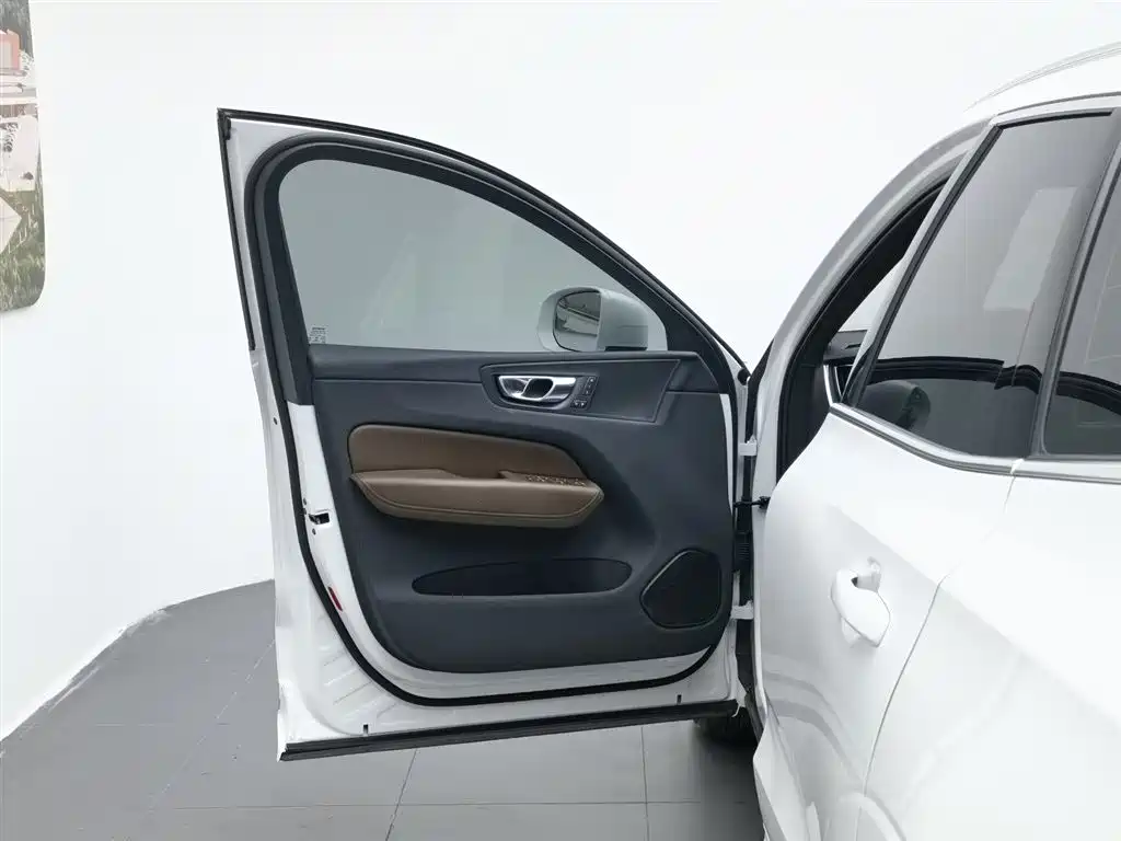 Volvo XC60 2021 — фото 8