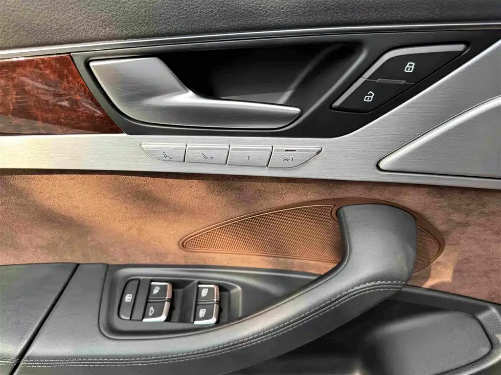 Audi A8 2014 — фото 33