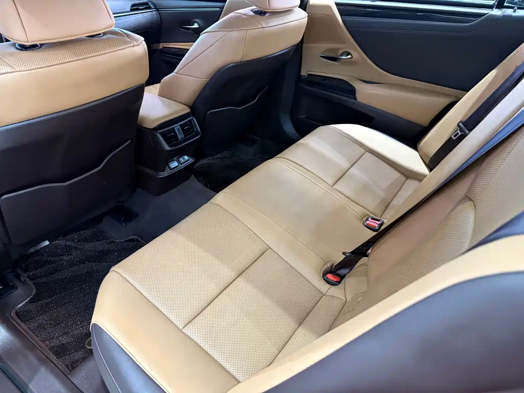 Lexus ES 2020 — фото 18