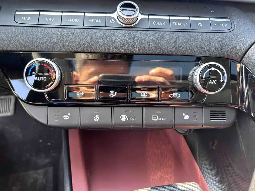 Hyundai Elantra 2023 — фото 11