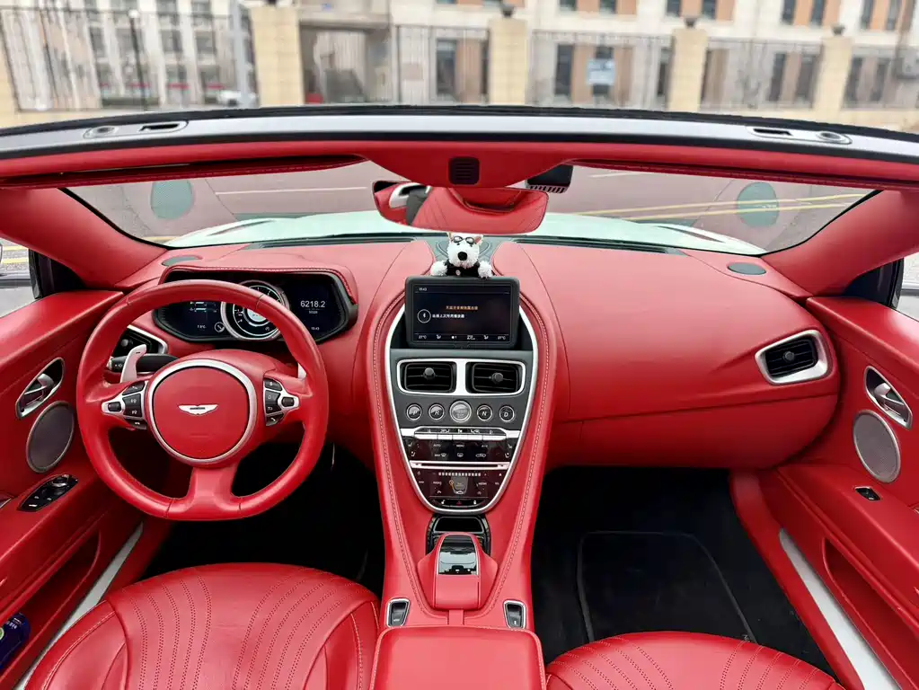 Aston Martin DB11 2019 — фото 14