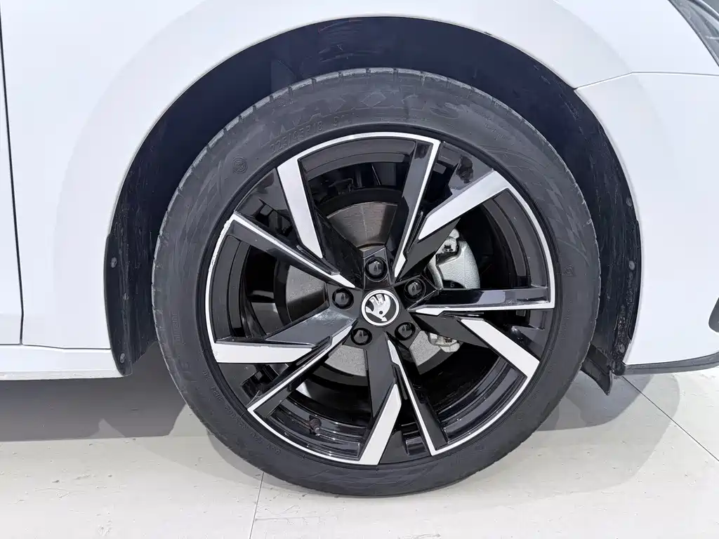 Skoda Octavia 2023 — фото 16
