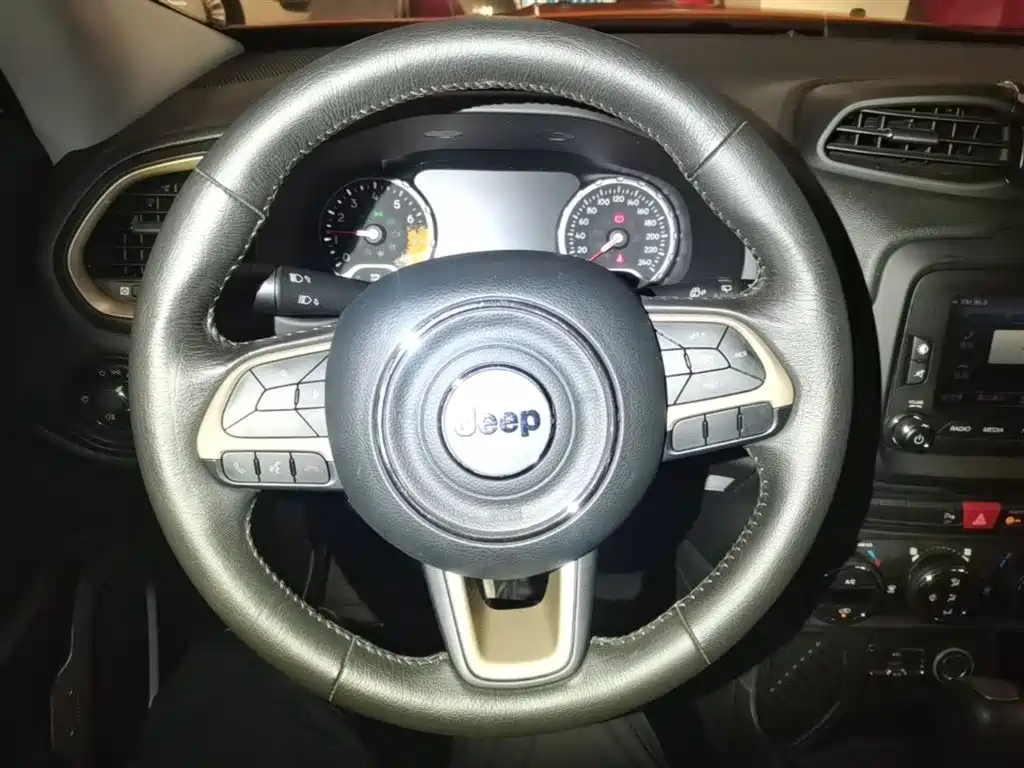 Jeep Renegade 2017 — фото 11