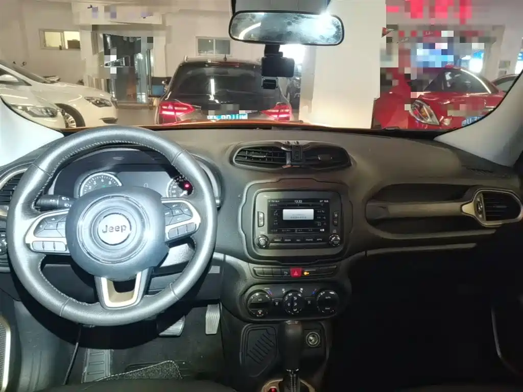 Jeep Renegade 2017 — фото 10
