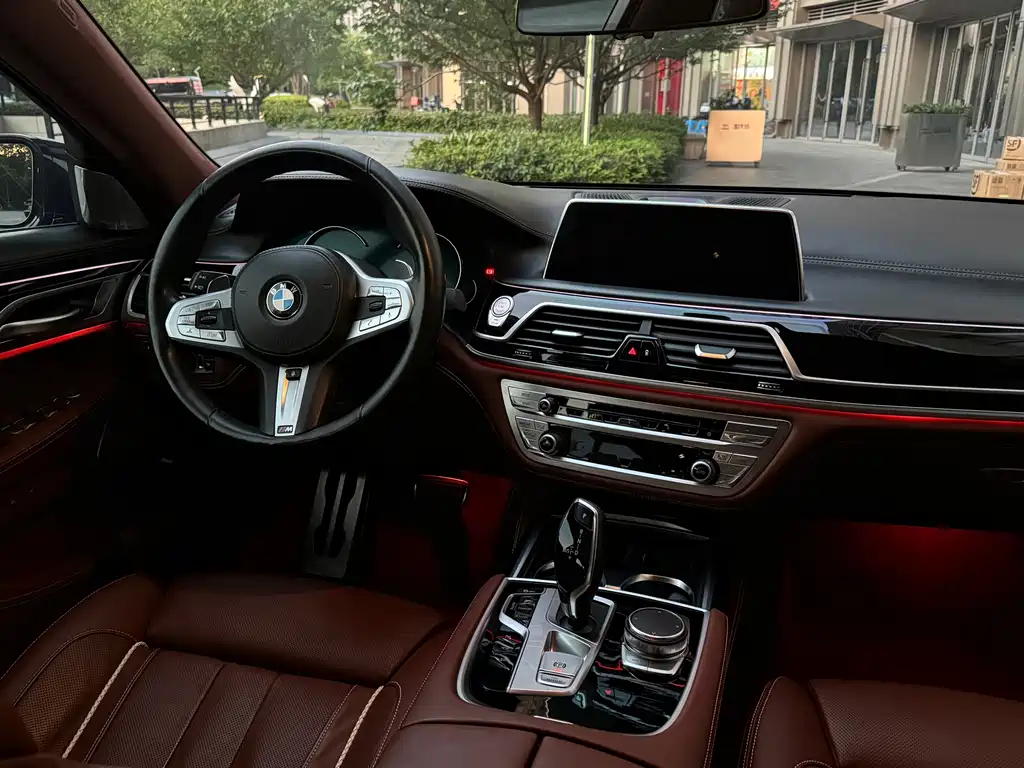 BMW 7 Series 2018 — фото 29