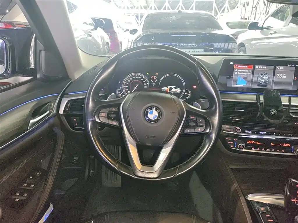 BMW 5 Series 2017 — фото 11