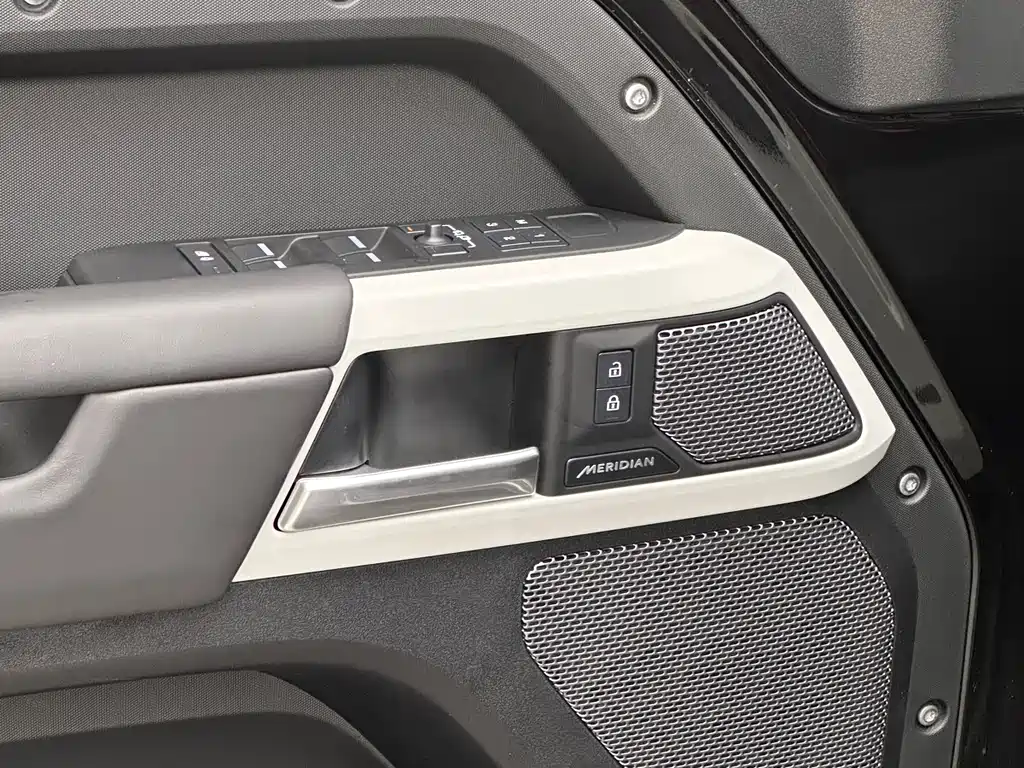 Land Rover Defender 2024 — фото 24