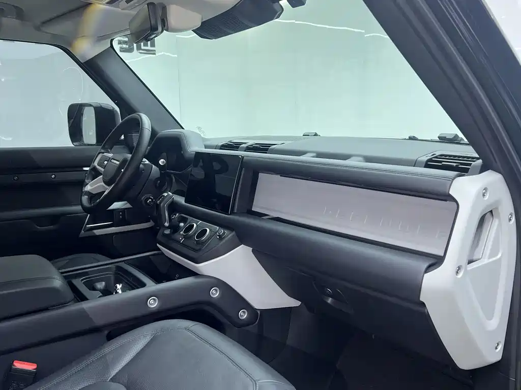 Land Rover Defender 2023 — фото 31