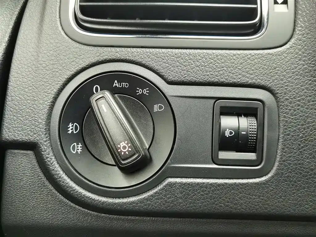 Volkswagen Polo 2015 — фото 21