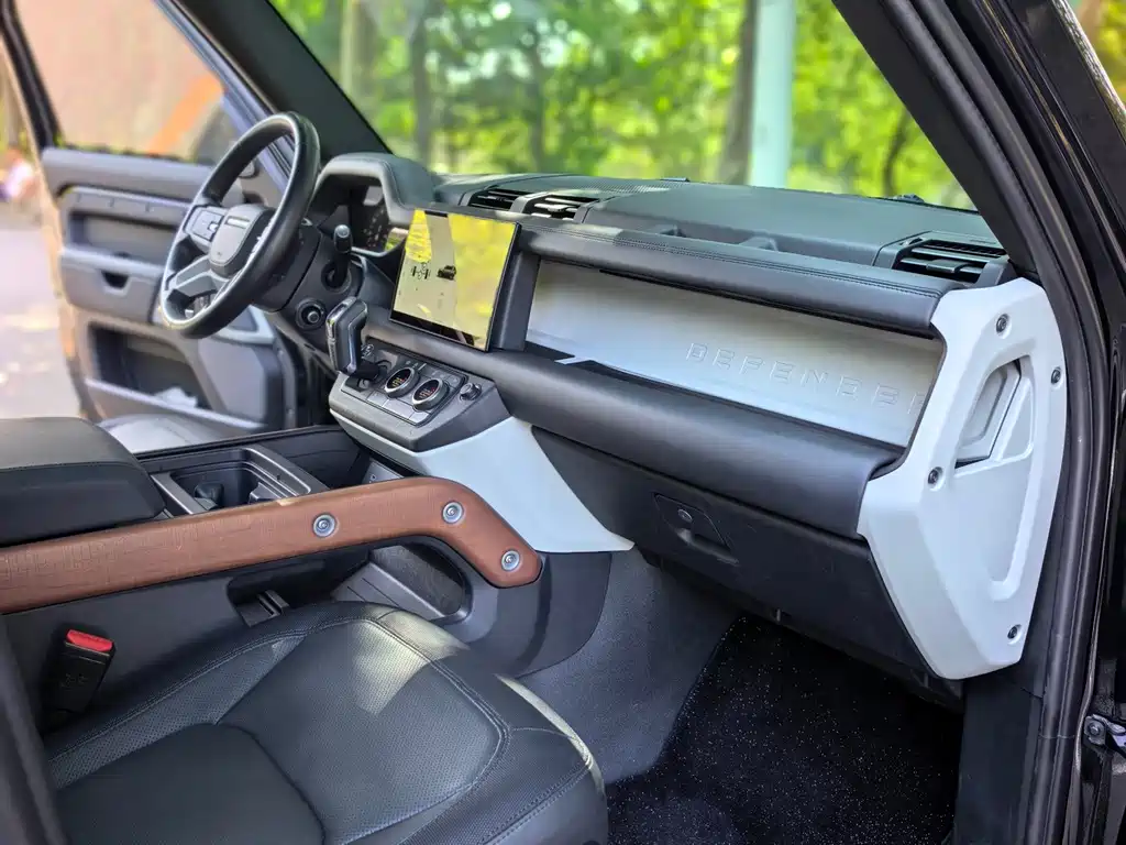 Land Rover Defender 2022 — фото 10