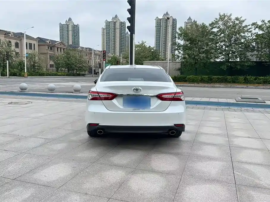 Toyota Camry 2022 — фото 12