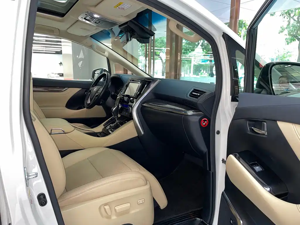 Toyota Alphard 2020 — фото 17