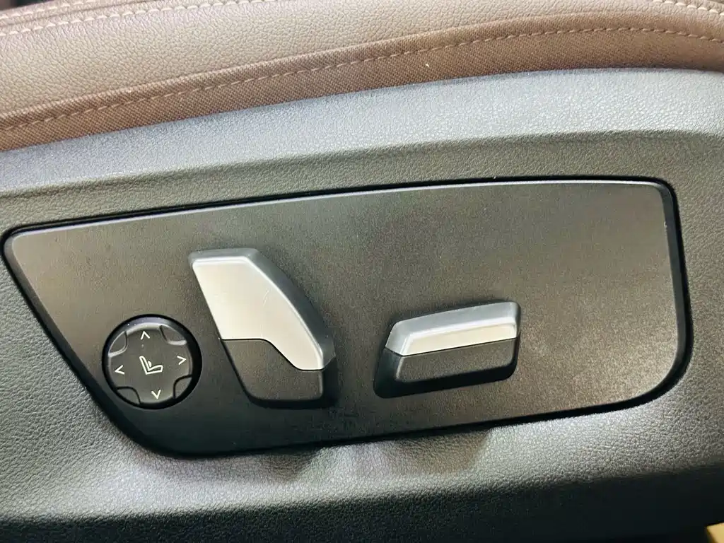 BMW 5 Series 2019 — фото 14