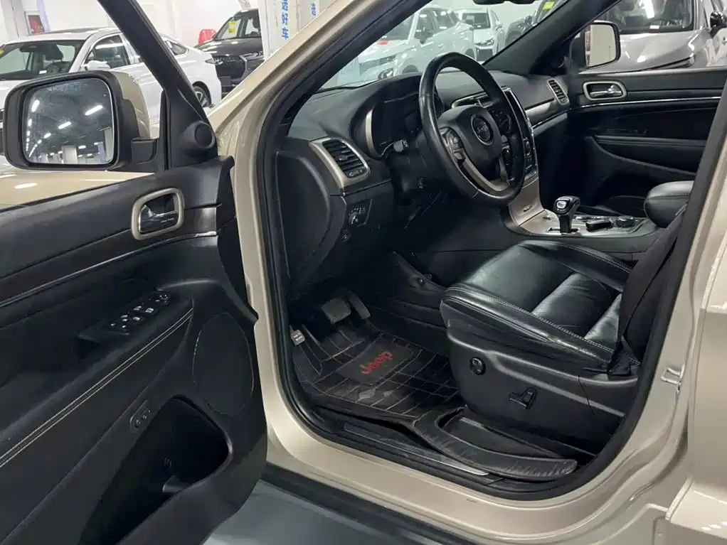 Jeep Grand Cherokee 2015 — фото 9