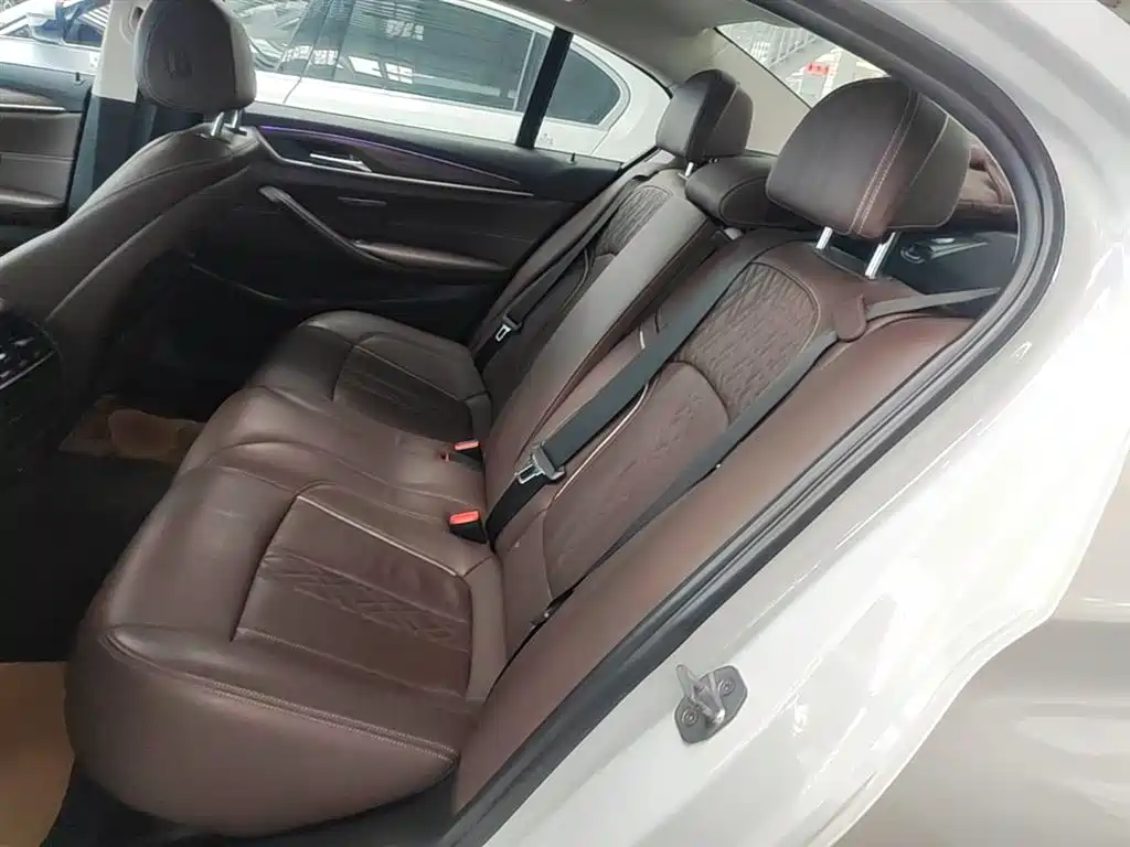 BMW 5 Series 2018 — фото 17