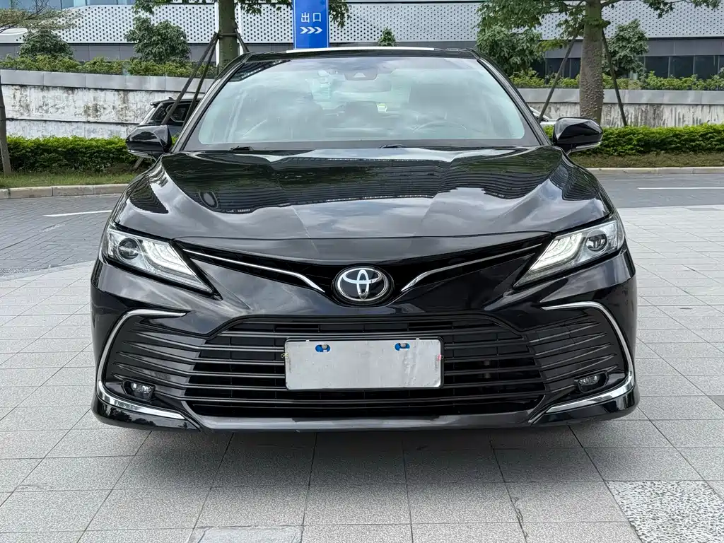 Toyota Camry 2022 — фото 2